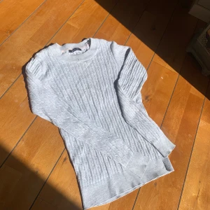 Gina tricot stl S passar xs/s - Skitsnygg kabelstickad tröja i färgen ljusgrå, passar både XS/S. Frakt tillkommer !