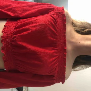  - Röd tröja från Hm med resår vid axlarna😍