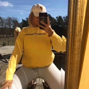  - Super fin gul tröja, passar alla storlekar, beror på hur man vill att den ska sitta! VINTAGE 