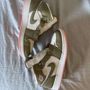  - Säljer dessa Air Jordan 1 mid ”bleached coral”. Grymt skick! Inga flaws. Enda synliga är lilla creasingen och lite smuts/slitage på sulan (insida)  Strl 40, passar 39 Går för 275$ på GOAT. Möts i Sthlm eller fraktar mot kostnad :)  öppen för bud
