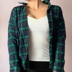  - Snygg och mysig🐨 mörkgrön och blå flanellskjorta🐊  Ett plagg med oändliga stylingsmöjligheter😍 