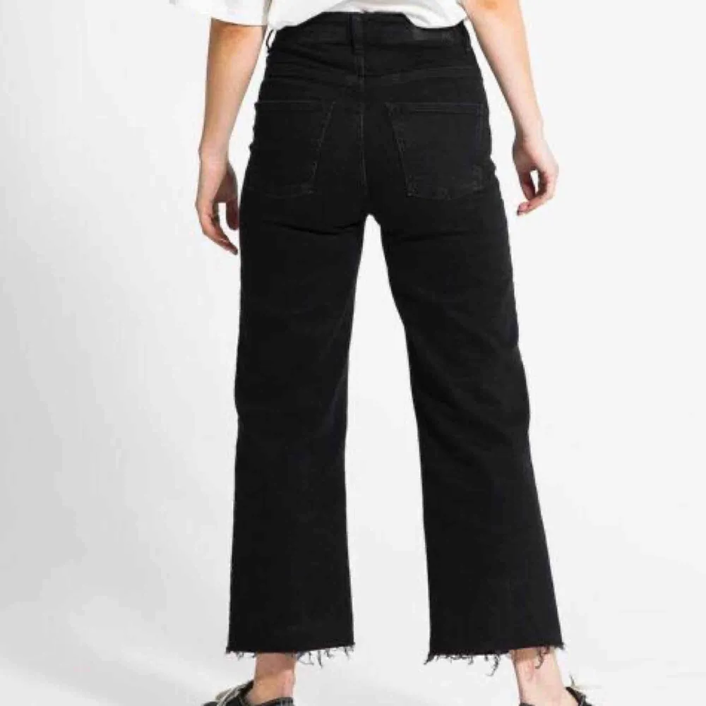 Snygga raka jeans från lager 157! Väl använda, men i bra skick. Kontakta för mer bilder. Original pris: 300 kr!. Jeans & Byxor.