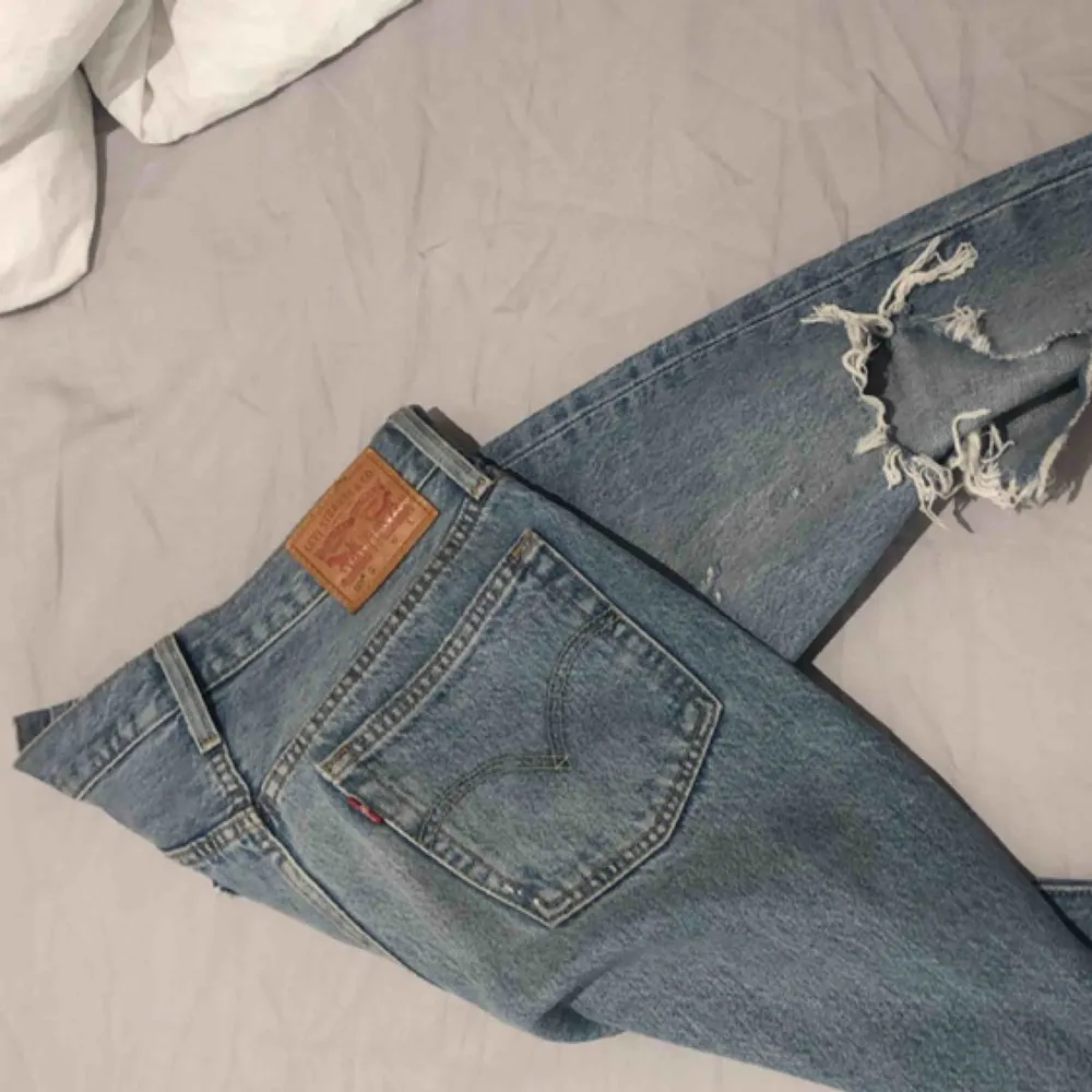 Ett par äkta Levis jeans i strl W26 L30, sitter som Xs. Sjuukt snygga men blivit för små för mig.. Jeans & Byxor.