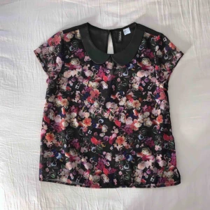  - En genomskinlig fin topp från H&M. (Frakt tillkommer om den ska skickas)