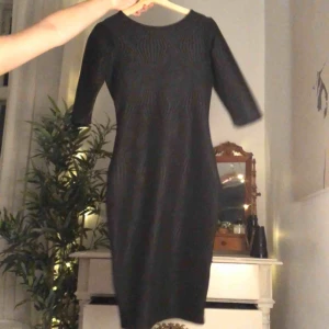  - Klänning med trekvartsärm och kryss i ryggen. Tajt och smickrande. Köparen står för frakt:)