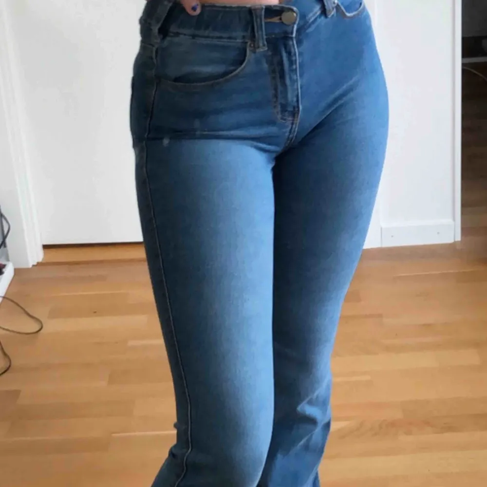Skit snygga bootcut jeans från de denim i strl xs och längd 32. Riktigt snygga på men använder dom knappt. Jeans & Byxor.