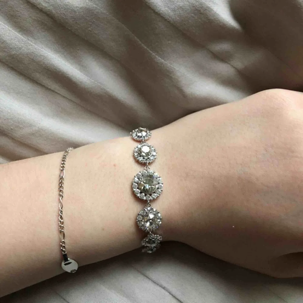 Säljer mitt super fina armband från lily and rose då jag aldrig använt den, i färgen silver. Orginalpris var runt 1000kr när den köptes och jag säljer min för endast 750kr! Kan även tänka mig gå ner i pris. Kan frakta men då står köparen för kostnaden!. Accessoarer.