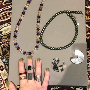 - Alla ringar 15 kr styck, tre för 40 kr och alla för 60 kr☺️ halsband: 30 kr styck, båda för 50 och örhängena kostar 50 kr pga ganska nya🌟