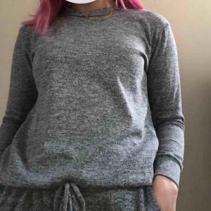  - Mjukis-sett från Madlady, storlek M. Fint skick bortsätt från att det är lite trasigt vid resåren vid midjan på byxorna, men det går att fixa om man vill.  Köparen står för eventuell frakt (66kr), eller så möts vi upp i Gävle.