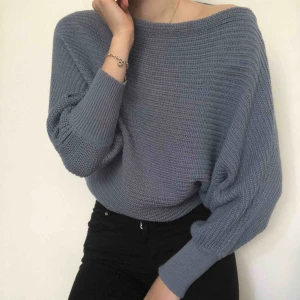 Nakd - Super fin blå tröja från NAKD, använd ett par gånger men i fint skick! I storlek 34/XS, kan mötas upp i Stockholm annars kan den fraktas 🤩