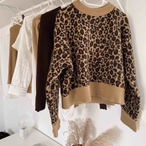  - Supermysig och fin stickad tröja! Nyskick! Jätteskön! Passar mellan XS till M beroende på hur man vill att den ska sitta!