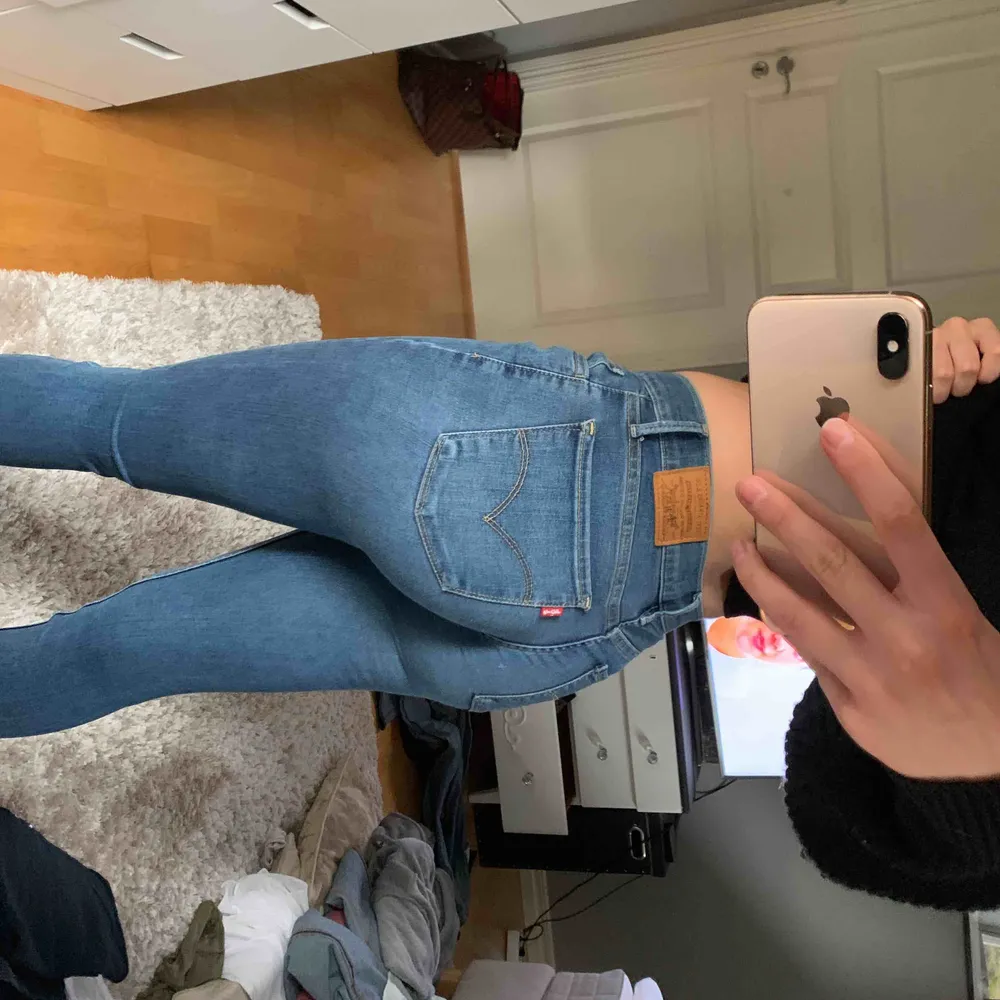 Levis jeans 710 super skinny (lågmidjade). Jag är 163 och dom är perfekta i längden. Säljer då jag knappt använder och dom klivit försmå i midjan. Jeans & Byxor.