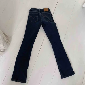  - Supersnygga levis 715 bootcut i storlek 24,32 men passar mig som har storlek 25! Knappt använda, nyskick! 