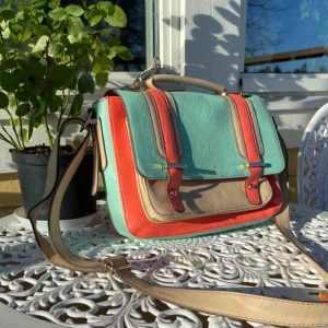  - Färgglad väska från OASIS i nyskick🌸💧🍏... 🚚 tillkommer.