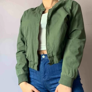  - Militärgrön💚bomberjacka utan foder, perfekt vår, sommar, höst jacka!✌️🕶 Går att matcha med de mesta😉 