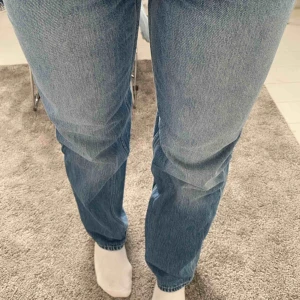  - Jättesnygga trendiga raka jeans, knappt använda, säljer för att dom inte kommer till så mycket användning☺️