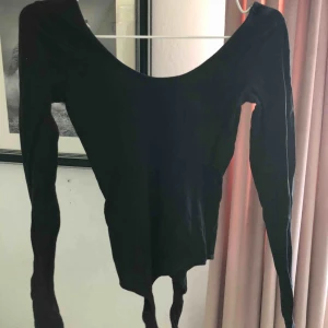  - Body från BikBok storlek XS med djupare rygg, inte mycket använd!