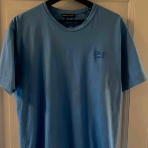  - Acne t shirt i en väldigt vacker färg. Använd Max 5ggr Storlek M