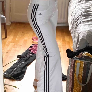  - Jag brukar ha storlek 38-40 på byxor och de är lite tajta på mig. Kan mötas i Stockholm eller skicka då köparen betalar för frakt💕