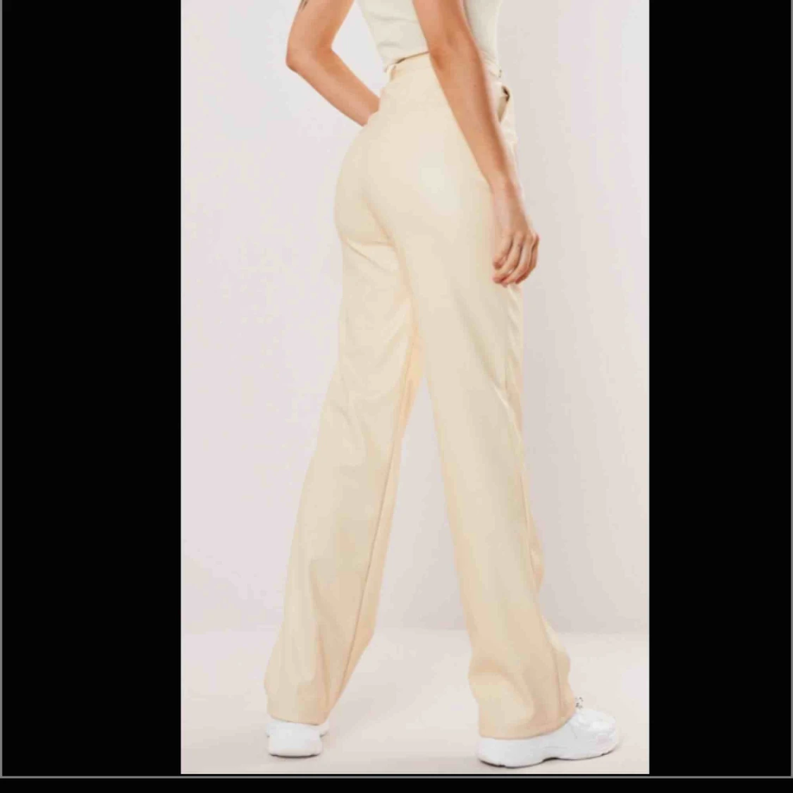 Beige skinn byxor - 90