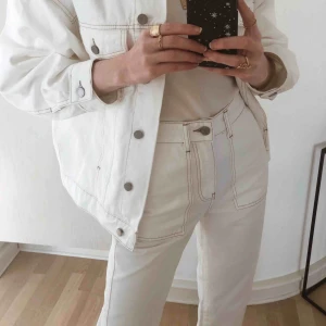  - Gina contrast worker jeans. Snygga nu till våren. Har lite småfläckar vid benen men knappt synliga. Bilderna e lånade från internet, frakt tillkommer