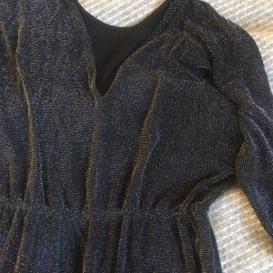  - Superfin jumpsuit från Monki, fint skick. Storlek avklippt tyvärr men skulle säga att den passar S-L beroende på hur man vill att den ska sitta. Frakt tillkommer💛