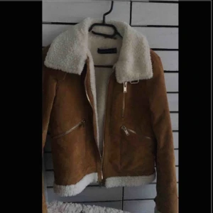  - Jacka med får liknande fluff på insidan 