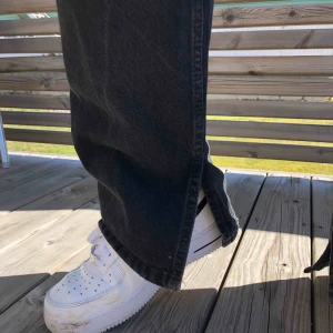  - Populära jeans från pull&bear. Jättesnygga med slits. Strl 40 men passar en 38 och 42 med beroende på hur tight/oversized man vill ha dom!💜 pris kan diskuteras, köparen står för frakten. 🌸 SKRIV BARA OM NI VERKLIGEN VILL KÖPA 