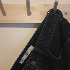 Topshop mom jeans - De perfekta mom jeansen från Topshop! Helt oanvända. De är i storlek waist 28 och längd 30. Säljes då jag tyvärr råkade köpa fel storlek. Frakt står köpare föe.