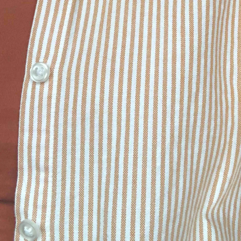 Gullig randig skjorta som passar till det mesta. 75 kr eller 100 kr inkl frakt 💕. Skjortor.