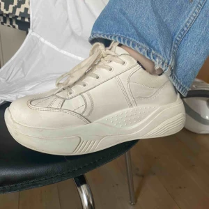  - Snygga skor, är lite osäker på vart de är ifrån! Nytvättade och i fint skick