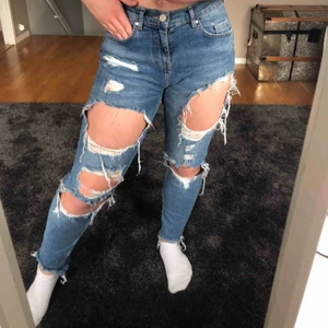 Jeans med slitningar - Blå slitna jeans ifrån bikbok. Storlek xs. Köparen står för frakten 💙