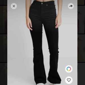 Bootcut jeans  - SÅ SNYGGA bootcut jeans😩😍! Dom sitter riktigt fint på med mycket stretch. Har hunnit använda dom max 4 gånger tills jag insett att dom är lite för korta för mig (173) så dom är sprillans nya. Köparen står för frakten 😊