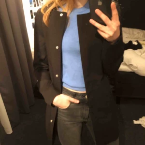  - Tunnare svart kappa som endast är använd ett fåtal gånger, nyskick. Storlek S