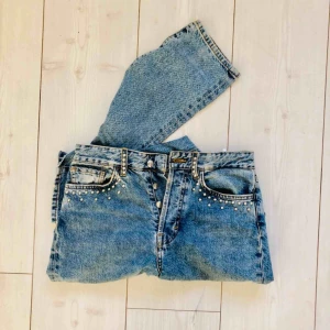  - Snygga jeans! Något sönder (bild 3) men bör lätt gå att fixa. Annars bra skick, knappt använda. 