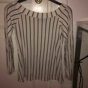  - Jättesöt randig tröja ifrån boohoo. Köpare står för frakt.