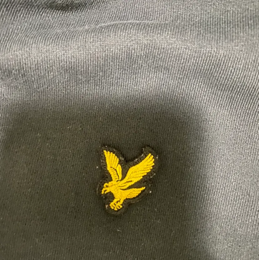 Svart Lyle scott kofta med huva och har en logotyp på vänster bröst. Modellen är i storlek M men passar för folk med S (Män) Varan är i bra form, 2 sidfickor i magen. Tillverkad med 100% bomull, tvättinstruktioner (maskintvätt)  . Tröjor & Koftor.