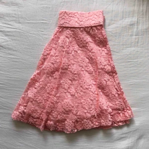 Spetskjol Hollister - En jättesöt spetskjol från Hollister. Sparsamt använd. (Frakt tillkommer om den ska skickas)