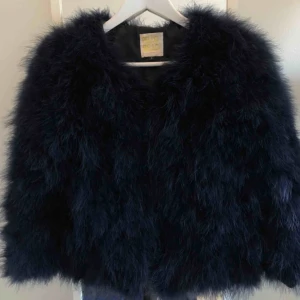 Pello Bello fluffjacka! - Blå fluffig pälsjacka från PELLO BELLO. Med fickor. Använd några gånger men ser ut som ny! Originalpris på hemsidan 1490kr.