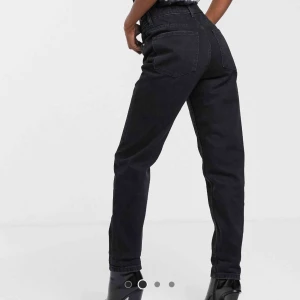 - super snygga oanvända mom jeans ifrån Bershka. Säljer pga för stora för mig, köparen står för frakt!