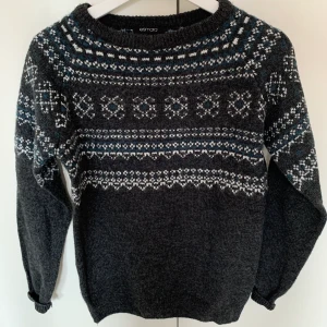 Tjocktröja - En tjocktröja som är använd en gång och därav så gott som ny. Storlek XS men hade även passat S/M. 