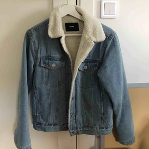  - Jeansjacka med teddy material på insidan. Väldigt tjock för att vara jeans jacka. Väldigt bra nu till när vädret skiftar mycket