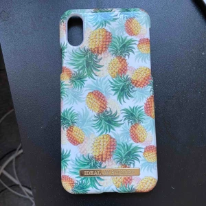  - Fint skal från Ideal Of Sweden med ananasar på för IPhone X. Ganska använt. Nypris 299kr. Kan mötas i Uppsala eller skickas. Swish eller kontant.💗
