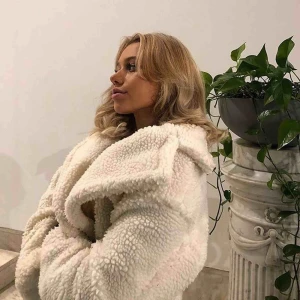 Beige teddyjacka strl S/M - Säljer min fina Teddy jacka som passar perfekt både till våren och hösten!! Den är varm och väldigt skön! Passar Xs-M. Nypris:700kr. Pris kan diskuteras