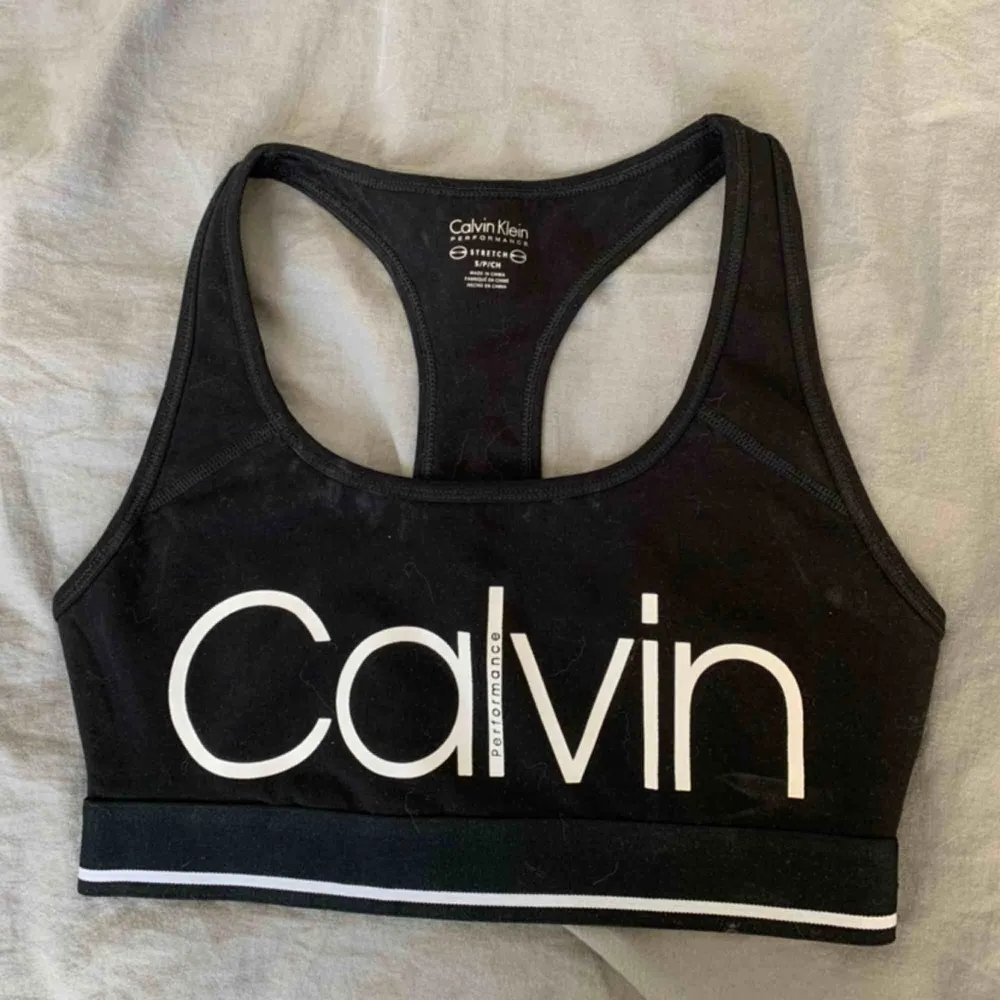 Sport-bh ifrån Calvin Klein! Frakt 39kr. Toppar.