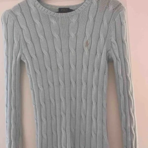 Ralph Lauren tröja - Kabelstickad tröja från Ralph Lauren. Använd kanske 2 gånger, sitter fint på och inga fel på den.  Köparen står för frakten