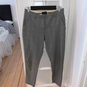  - Snygga kostymbyxor i rutigt tyg.
