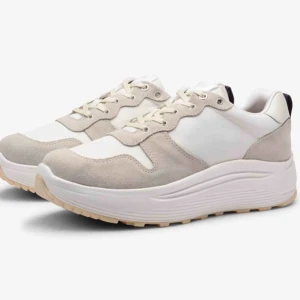  - Mycket sköna och fina sneakers från svenska eytys med korksulor.  Exklusiv modell som är sold out hos återförsäljare  Pris i butik var 2100kr  Använda men ser bra ut! Lite slitage på hälkappan.