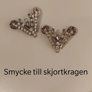 Smycke till skjortkragen - Smycke i silver till skjortkragen, passar till alla modeller med krage. Kul detalj för att klä upp alla skjortor! 😁 Kika gärna in vad mer jag säljer! 💞