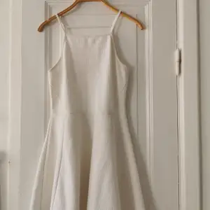 Supersöt vit kort klänning, perfekt för sommarfester eller varma dagar i solen :)